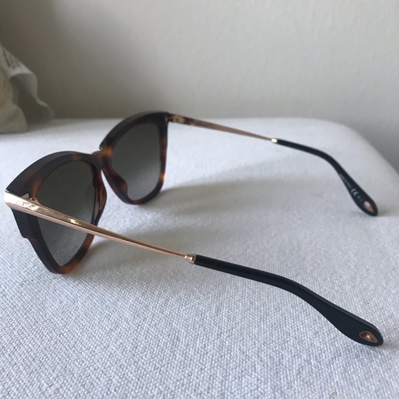 Givenchy Sunglasses 57mm GV7071s - Picture 4 of 4